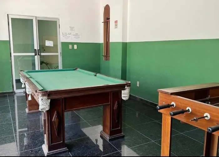Apto 2 quartos com AR Cond, prédio frente p/ praia
